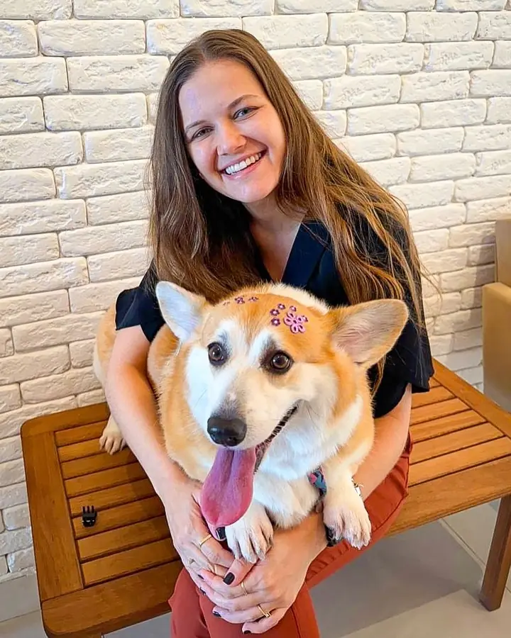 Dra. Iully com um corgi no colo