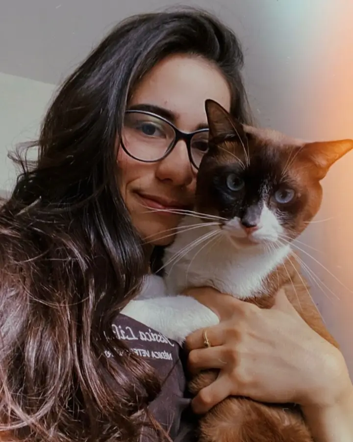 Veterinária da Bicho Mimado abraçando um gato